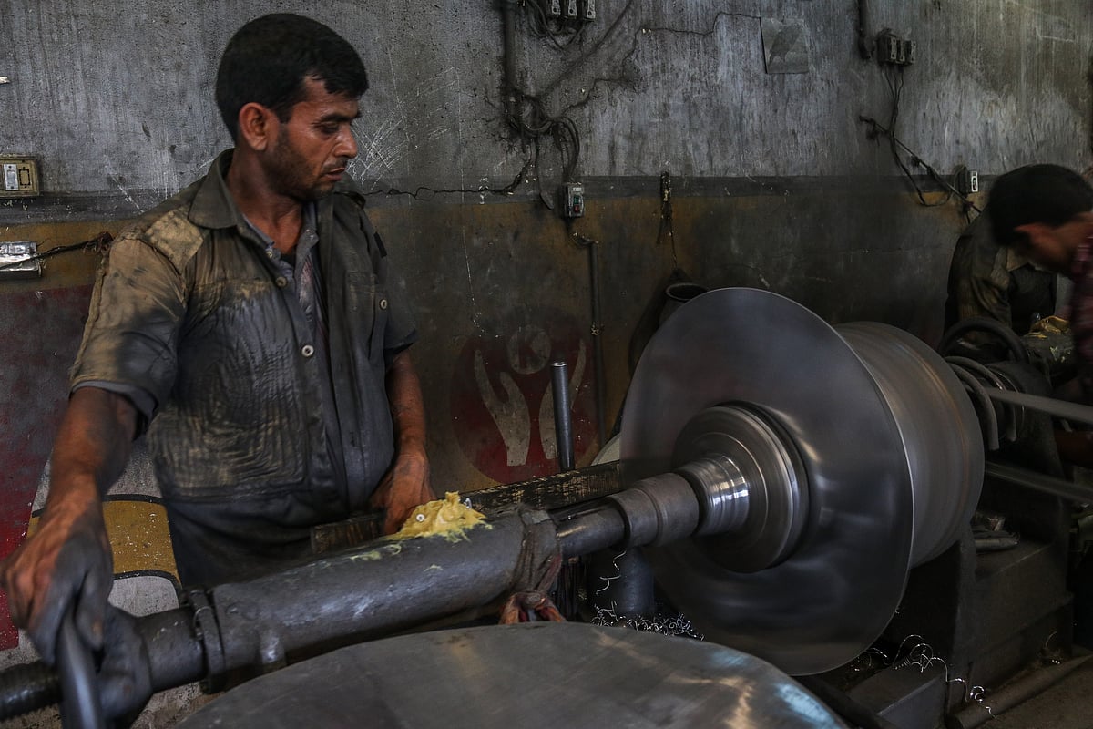 এলুমিনিয়ামের গোল একটা প্লেটকে চাপ প্রয়োগ করে তৈরি করা হয় বিভিন্ন তৈজসপত্র।