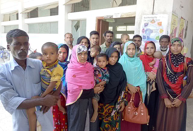 পরিবারের সদস্যসহ আদালতে হাজিরা দিতে উপস্থিত হন দিন মজুর সাইফুল ইসলাম। রাজশাহী, ২৬ মে। ছবি: প্রথম আলো