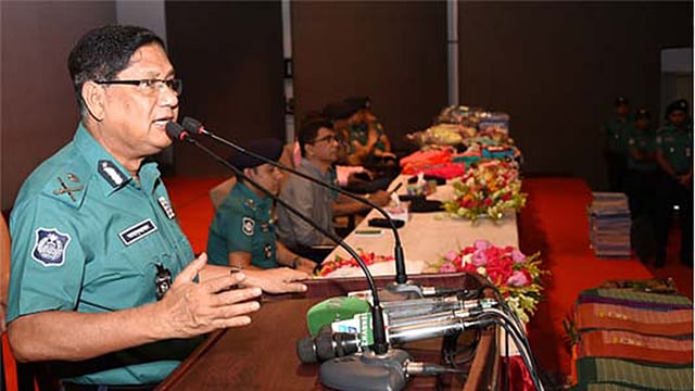 দুস্থ ও অসহায় মানুষের মধ্যে ঈদবস্ত্র বিতরণ করে ঢাকা মেট্রোপলিটন পুলিশ। এ অনুষ্ঠানে বক্তব্য দিচ্ছেন ডিএমপি কমিশনার মো. আছাদুজ্জামান মিয়া। কৃষিবিদ ইনস্টিটিউশন মিলনায়তন, ঢাকা, ২৬ মে। ছবি: বাসস
