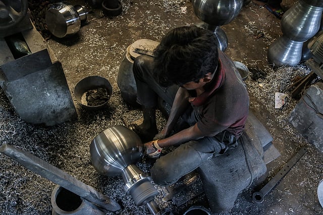 একটি তৈজসপত্রকে পূর্ণ রূপ পেতে পার হতে হয় কয়েকটি মেশিন।