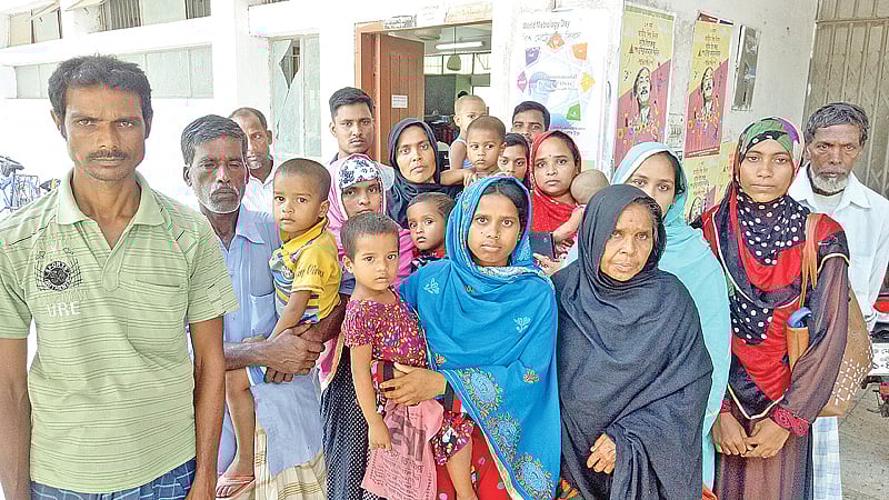 রাজশাহীর আদালতে পাঁচ শিশুকে নিয়ে হাজিরা দিতে আসা দিনমজুর সাইফুল ইসলামের পরিবারের সদস্যরা। তাঁরা হয়রানিমূলক ৭০ মামলার আসামি।  ছবি: প্রথম আলো