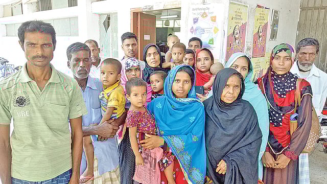 রাজশাহীর আদালতে পাঁচ শিশুকে নিয়ে হাজিরা দিতে আসা দিনমজুর সাইফুল ইসলামের পরিবারের সদস্যরা। তাঁরা হয়রানিমূলক ৭০ মামলার আসামি।  ছবি: প্রথম আলো