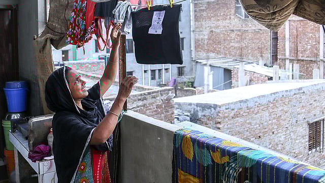 রাজধানীর বাউনিয়া বাঁধে বিশেষভাবে তৈরি ব্যাগে মাসিকের কাপড় শুকাচ্ছেন এক নারী। ছবি: সাবরিনা ইয়াসমীন