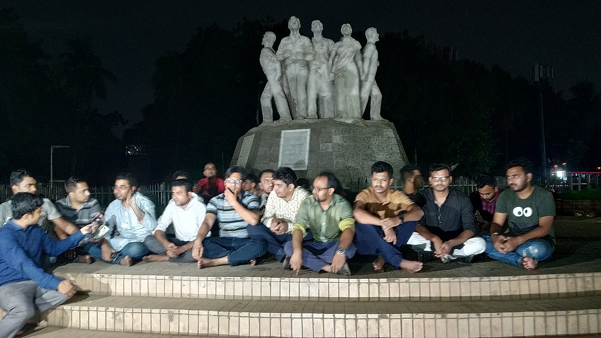 রাজু ভাস্কর্যের পাদদেশে অবস্থান নিয়েছেন ছাত্রলীগের পদবঞ্চিত অংশের সদস্যরা। ছবি: প্রথম আলো