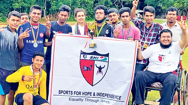 নতুন উদ্যমে বাঁচার স্বপ্ন দেখা কয়েকজনের সঙ্গে শারমিন।  ছবি: সংগৃহীত
