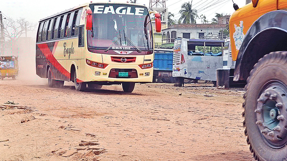 যশোর-খুলনা মহাসড়কের শহরের মণিহার থেকে মুড়লী পর্যন্ত এলাকার বেহাল দশা। গত সোমবার তোলা।  প্রথম আলো