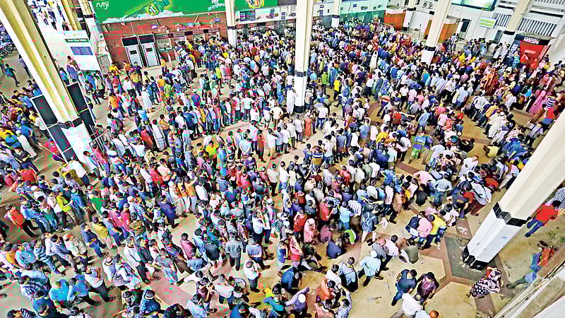 ট্রেনের অগ্রিম টিকিট পেতে শেষ দিনেও টিকিটপ্রত্যাশীদের ভিড়। গতকাল সকালে রাজধানীর কমলাপুর রেলওয়েস্টেশনে।  ছবি: শুভ্র কান্তি দাশ