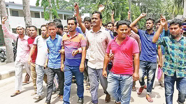 টাকা নিয়ে উধাও হওয়ার প্রতিবাদে এজেন্টদের বিক্ষোভ। গতকাল ভোলায় স্টেডিয়াম সড়কে। ছবি: প্রথম আলো