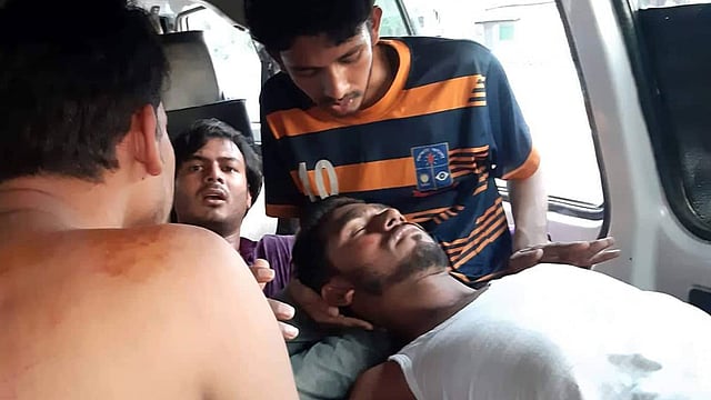 বগুড়ায় মারধরের শিকার হয়েছেন ডাকসুর ভিপি নুরুল হক।