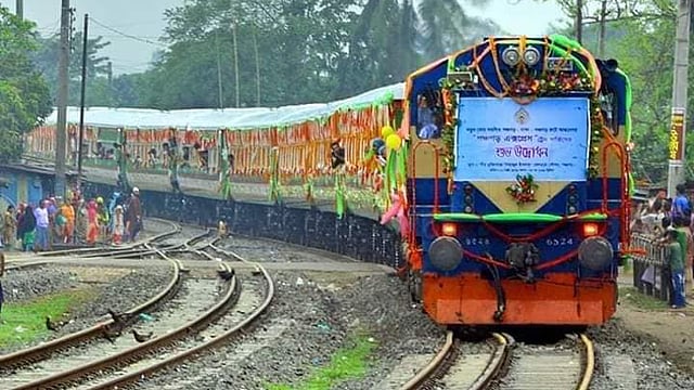 পঞ্চগড় এক্সপ্রেস ট্রেনটি কোনো বন্ধের দিন থাকছে না। চলবে সপ্তাহের ৭ দিনই।