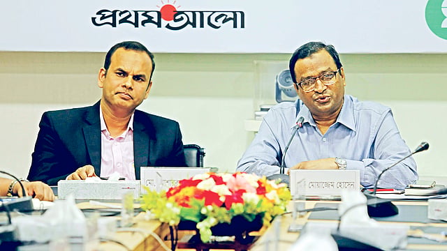 গোলটেবিল বৈঠকে বক্তব্য দেন দুর্যোগ ব্যবস্থাপনা ও ত্রাণ মন্ত্রণালয়ের অতিরিক্ত সচিব মোয়াজ্জেম হোসেন। পাশে আইডিআরএর সদস্য মোশাররফ হোসেন। গতকাল রাজধানীর কারওয়ান বাজারে প্রথম আলো কার্যালয়ে।  ছবি: প্রথম আলো