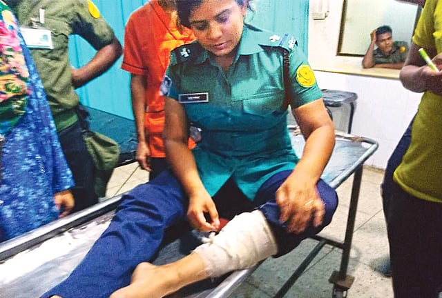 বিস্ফোরণে আহত ট্রাফিক পুলিশের এএসআই রাশেদা আক্তার। রাতে ঢাকা মেডিকেলে।