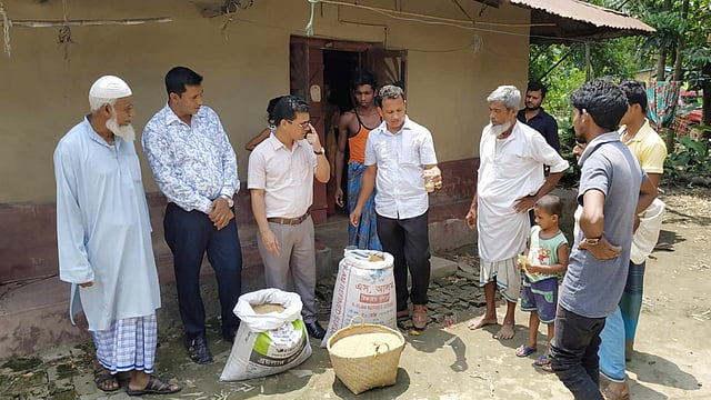 এক কৃষকের বাড়িতে ধান কিনছেন উপজেলা নির্বাহী কর্মকর্তা। ইসলামপুর, রাঙ্গুনিয়া, ২৭ মে। ছবি: প্রথম আলো