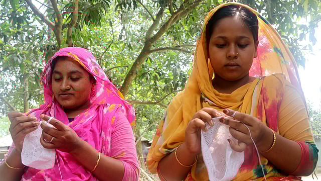 টুপি তৈরি করছেন গোলশানআরা ও মাবিয়া খাতুন