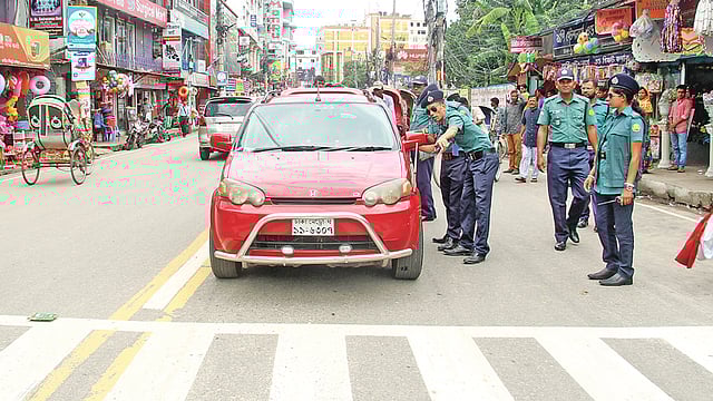 ট্রাফিক সচেতনতা কার্যক্রমের অংশ হিসেবে জেব্রা ক্রসিংয়ের ব্যবহার সম্পর্কে গাড়িচালকদের সচেতন করেন মহানগর পুলিশের ট্রাফিক বিভাগের সদস্যরা। গতকাল সোমবার সকালে সিলেট নগরের চৌহাট্টা এলাকায়।  ছবি: প্রথম আলো