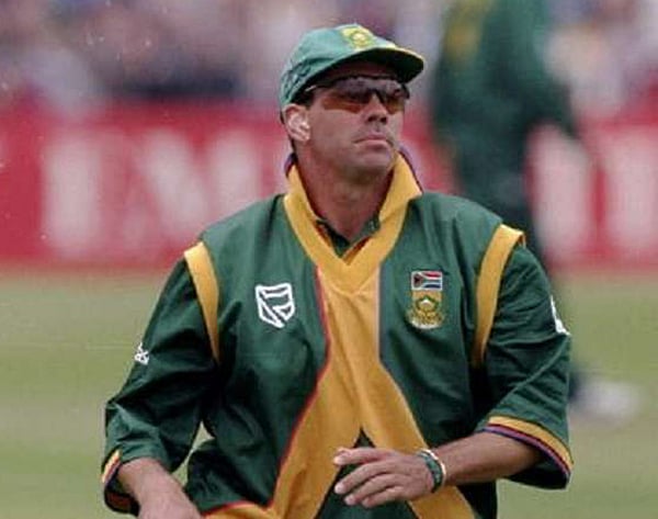 কানে ইয়ারপিস লাগিয়ে ১৯৯৯ বিশ্বকাপে ভারতের বিপক্ষে খেলতে নেমেছিলেন হ্যানসি ক্রনিয়ে। ফাইল ছবি