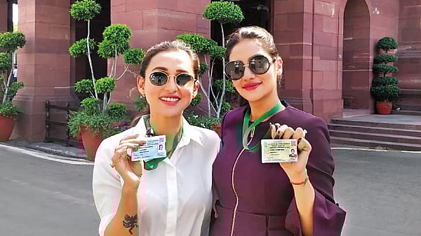 দিল্লিতে সংসদ ভবনের সামনে মিমি চক্রবর্তী ও নুসরাত জাহান। ছবি: টুইটার থেকে নেওয়া