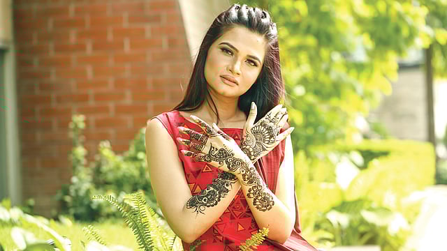 হাত ভরে নকশা করার চল এখন। মডেল: সোনম, সাজ ও মেহেদির নকশা: কিউবেলা, ছবি: নকশা