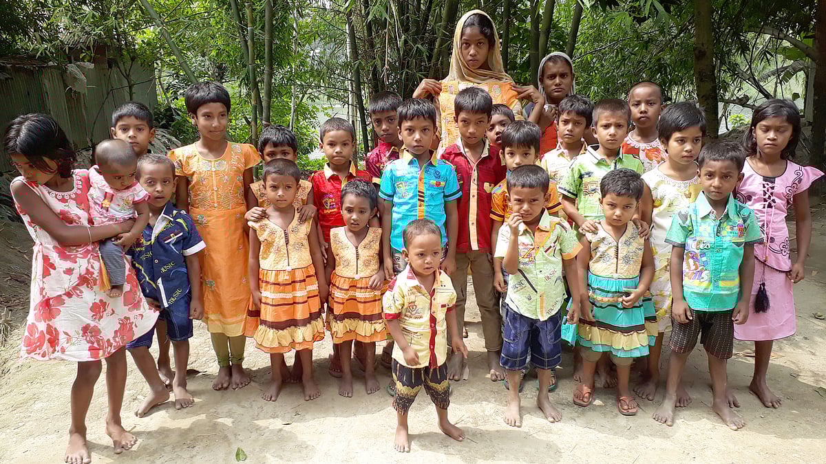 প্রথম আলো রায়গঞ্জ বন্ধুসভা ‘একটি করে রঙিন জামা’ কর্মসূচির অংশ হিসেবে ৩১ শিশুকে ঈদের নতুন জামা উপহার দিয়েছে। আজ মঙ্গলবার সিরাজগঞ্জের রায়গঞ্জ উপজেলার ধানগড়া গুচ্ছগ্রাম থেকে ছবিটি তোলা। ছবি: সাজেদুল আলম
