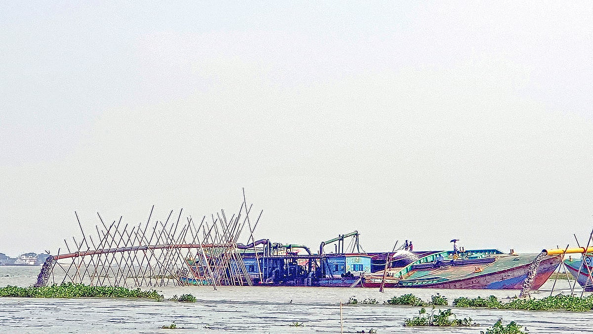 সোনারগাঁয়ের চর রমজান এলাকায় এভাবেই ড্রেজার দিয়ে মেঘনা ও এর শাখা নদী ভরাট করা হচ্ছে। গতকাল দুপুরে তোলা। ছবি: প্রথম আলো
