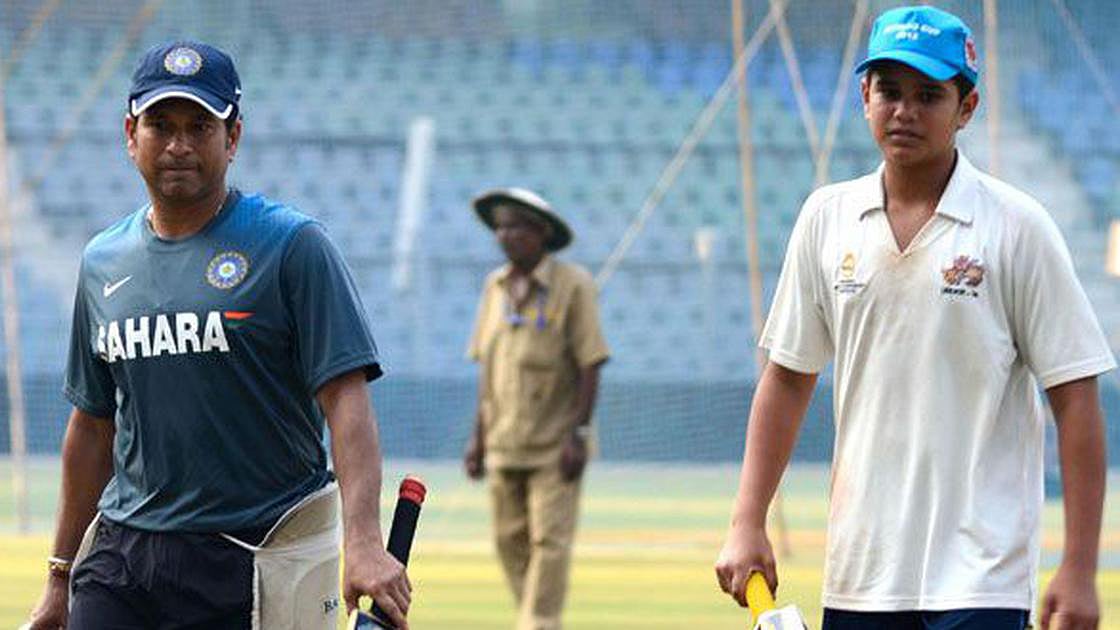 শচীন টেন্ডুলকার ও তাঁর ছেলে অর্জুন টেন্ডুলকার। ফাইল ছবি