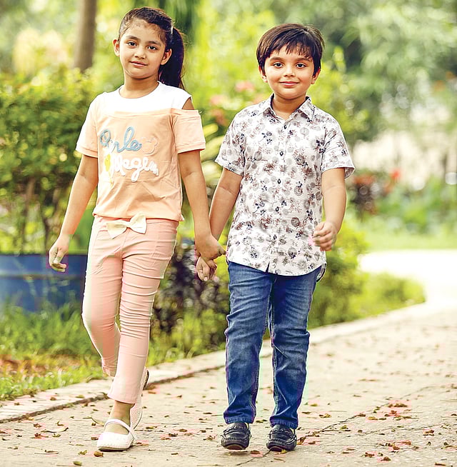 আরামদায়ক শিশুর পোশাক। মডেল: আরিসা ও তাকদিস, পোশাক: ইনফিনিটি