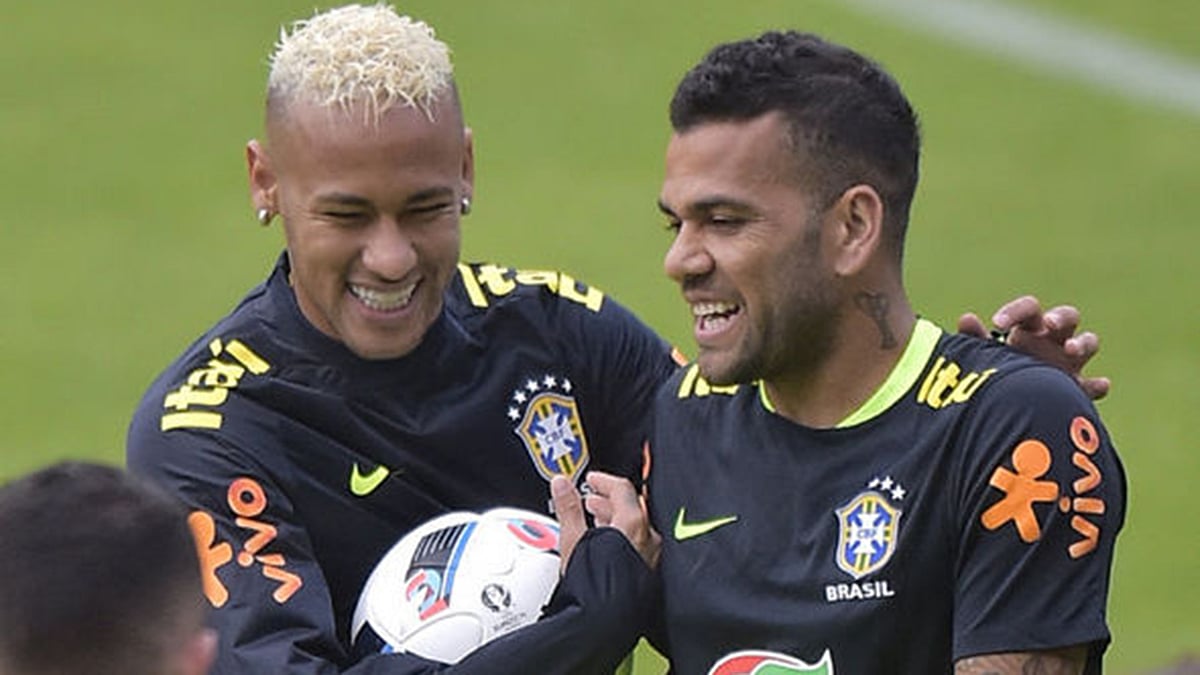 নেইমারের জায়গায় অধিনায়কত্ব করছেন প্রিয় বন্ধু আলভেস। ছবি : এএফপি