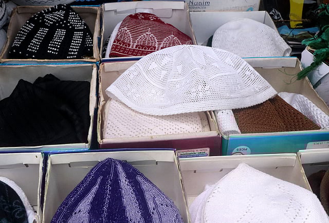 শহরের দোকানে বিক্রির পসরায় সাজানো গ্রামীণ নারীদের হাতে তৈরি টুপি