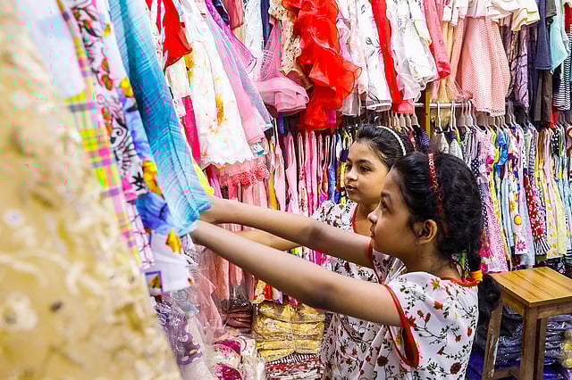 শিশুদের জন্য সুতি জামা কিনতে আগ্রহী মায়েরা। দুই বোন নিজেরাই বের করছে নিজেদের পোশাক