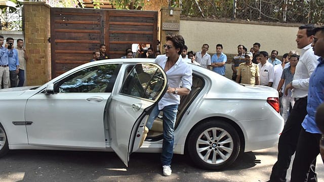 ভীরু দেবগনকে শেষ বিদায় জানাতে এসেছেন শাহরুখ খান