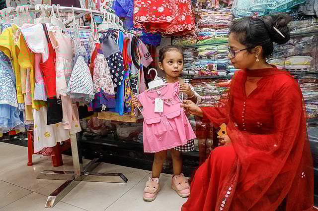 প্রিয় রং গোলাপি জামা পেয়ে খুশি নামিয়া