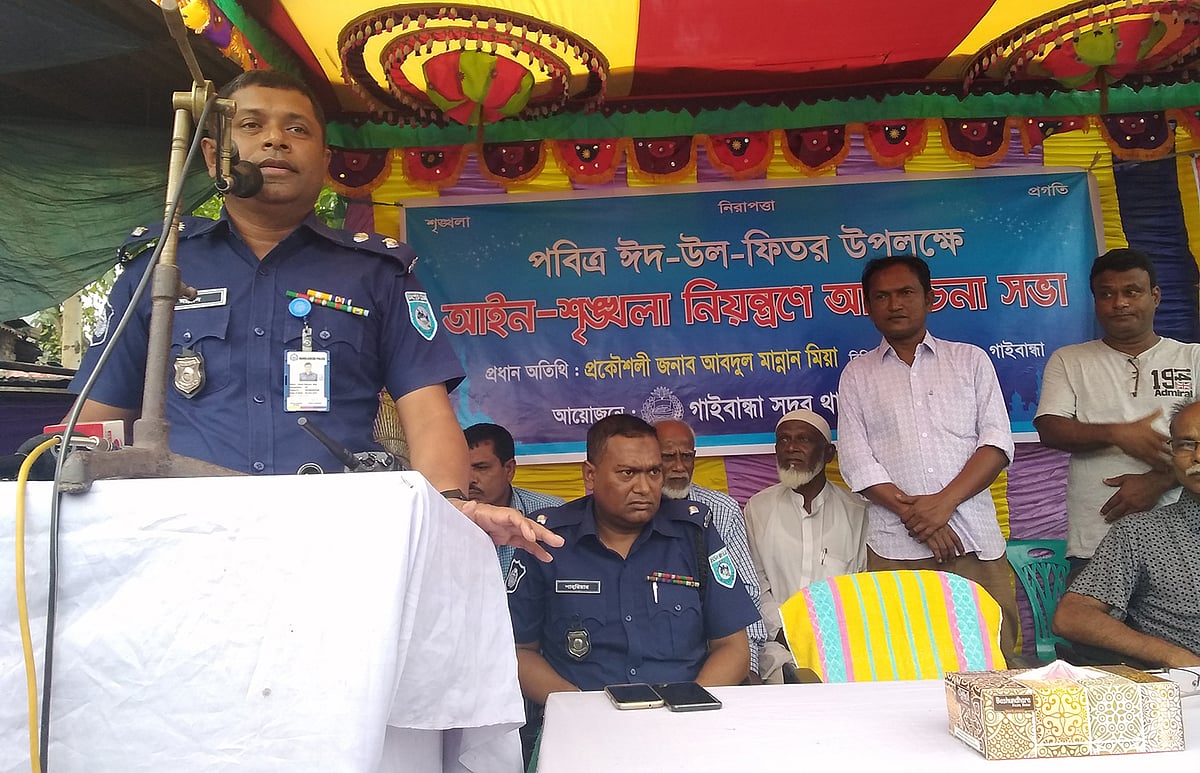 আইনশৃঙ্খলা নিয়ন্ত্রণবিষয়ক এক আলোচনা সভায় বক্তব্য রাখছেন গাইবান্ধার পুলিশ সুপার আবদুল মান্নান মিয়া। সদর উপজেলা, গাইবান্ধা, ২৮ মে। ছবি: প্রথম আলো