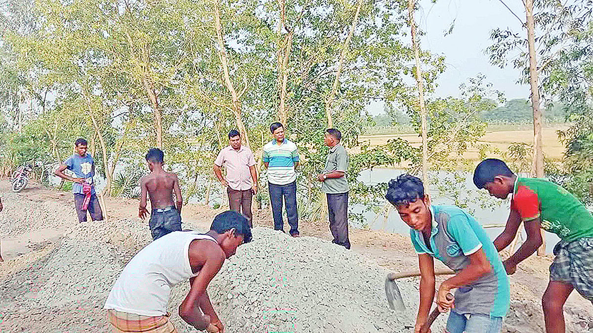 ঈদে ঘরমুখী যাত্রীদের চাপ ক্রমান্বয়ে বাড়ছে। এর মধ্যে নাটোর-বগুড়া মহাসড়কের সংস্কারকাজ চলছে। মহাসড়কের শেরকোল এলাকায়।  প্রথম আলো