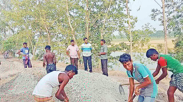 ঈদে ঘরমুখী যাত্রীদের চাপ ক্রমান্বয়ে বাড়ছে। এর মধ্যে নাটোর-বগুড়া মহাসড়কের সংস্কারকাজ চলছে। মহাসড়কের শেরকোল এলাকায়।  প্রথম আলো