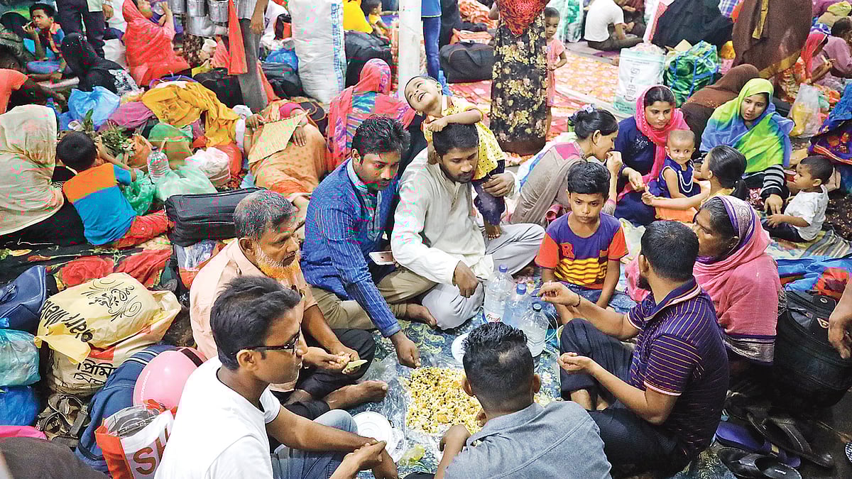 সদরঘাটে একটি লঞ্চে ইফতারের আয়োজন। প্রতিদিন অনেকেই এভাবে ইফতার করেন। ছবিটি সম্প্রতি তোলা।  দীপু মালাকার