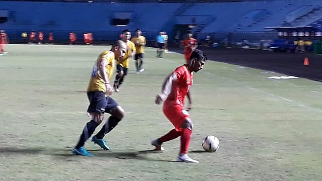 এয়ার ফোর্স ইউনাইটেডের বিপক্ষে বল দখলের লড়াইয়ে বাংলাদেশের তৌহিদুল আলম সবুজ। ছবি: বাফুফে