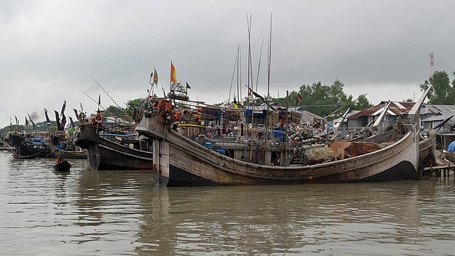 কুয়াকাটার মহিপুর মৎস্যবন্দরে দাঁড়িয়ে আছে মাছধরার ট্রলার। ছবি: প্রথম আলো