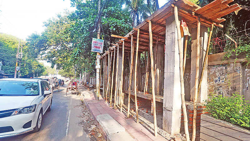 সৌন্দর্যবর্ধনের জন্য অ্যাকোয়ারিয়াম বসাতে সড়কের পাশে নালার ওপর স্থাপনা নির্মাণ করা হচ্ছে। গতকাল বিকেল সাড়ে চারটায় নগরের জামালখানের পিডিবি কলোনির সামনে।  জুয়েল শীল