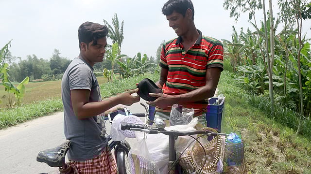 সাইকেলে চেপে টুপি বিক্রির জন্য বেরিয়েছেন শিপন প্রামাণিক
