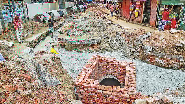 শাহজাহানপুরে সড়ক কেটে রাখা হয়েছে। হেঁটে চলাও যাচ্ছে না।  ছবি: সাজিদ হোসেন