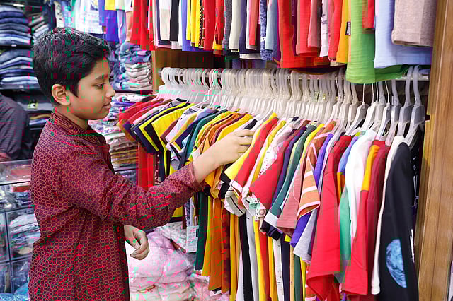 এবারের ঈদ গরমের মধ্য। তাই টি-শার্টে আগ্রহ বেশি ছেলে শিশুদের