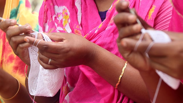 কুশি-কাঁটায় ফুটে উঠছে সূক্ষ্ম কারুকাজ