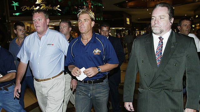 শেন ওয়ার্নের ডোপ কেলেঙ্কারি ঝড় তুলে ছিল ক্রিকেট দুনিয়া। ফাইল ছবি