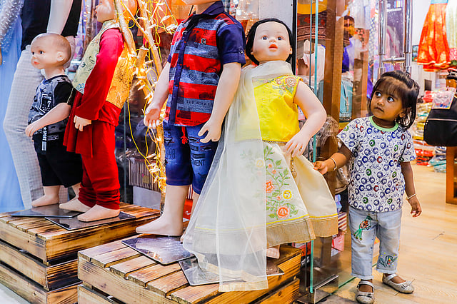 নারায়ণগঞ্জ থেকে মা-বাবার সঙ্গে ধানমন্ডিতে  ঈদের পোশাক কিনতে এসেছে তাহিরা হুমায়শা।