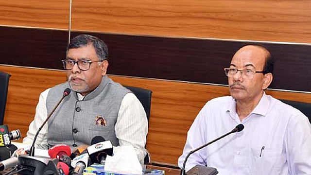 ‘নিরাপদ মাতৃত্ব দিবস’ উপলক্ষে সংবাদ সম্মেলনে স্বাস্থ্যমন্ত্রী জাহিদ মালেক। স্বাস্থ্য মন্ত্রণালয়ের সম্মেলনকক্ষ, সচিবালয়, ঢাকা, ২৮ মে। ছবি: বাসস