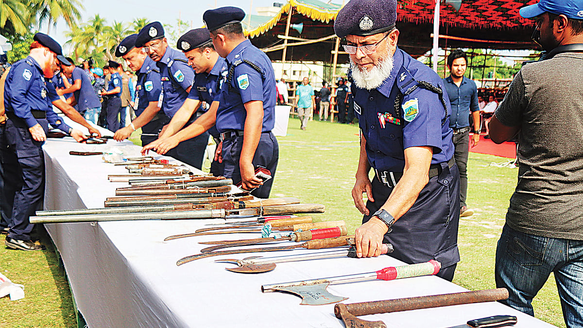 পাবনায় গত এপ্রিলে চরমপন্থীদের জমা দেওয়া অস্ত্র।  ফাইল ছবি