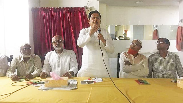 পাবনা জেলা, উপজেলা ও পৌর বিএনপির সঙ্গে বেঠকে বক্তব্য দিচ্ছেন শিমুল বিশ্বাস। গতকাল জেলা শহরের একটি রেস্টুরেন্টে।