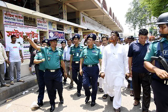 রাজধানীর গাবতলী আন্তজেলা বাস টার্মিনাল পরিদর্শন করেন ডিএমপি কমিশনার মো. আছাদুজ্জামান মিয়া। ঢাকা, ২৯ মে। ছবি: সংগৃহীত