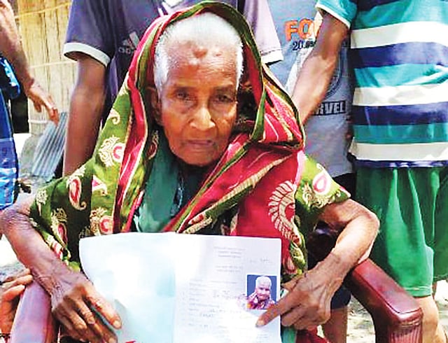 বয়স্ক ভাতার কার্ড হাতে শতবর্ষী খুদ বানু