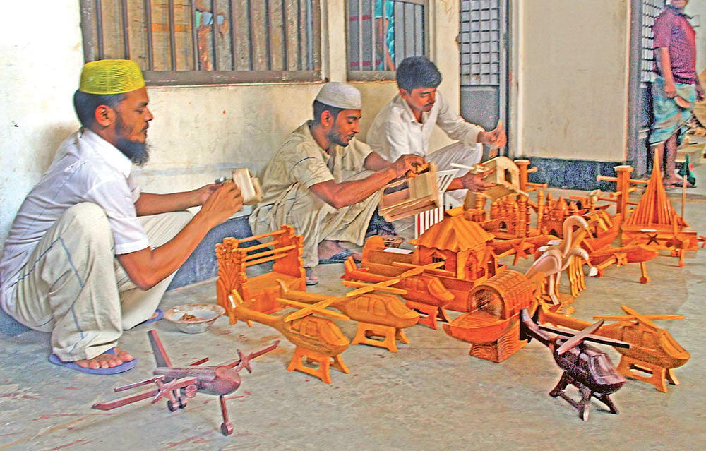চট্টগ্রাম কেন্দ্রীয় কারাগারে বন্দীরা তৈরি করছেন শিশুদের খেলনা। সম্প্রতি তোলা। সংগৃহীত